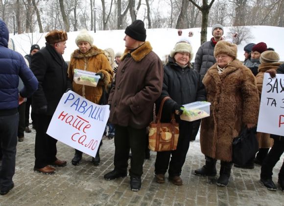 Участники акции протеста под стенами Кабинета Министров Украины