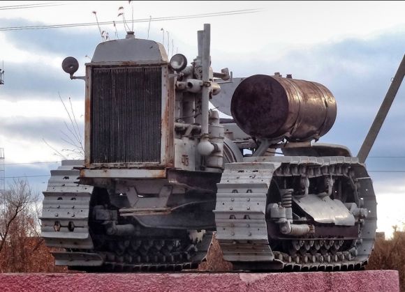 Памятник трактору «Сталинец» в Инженерном