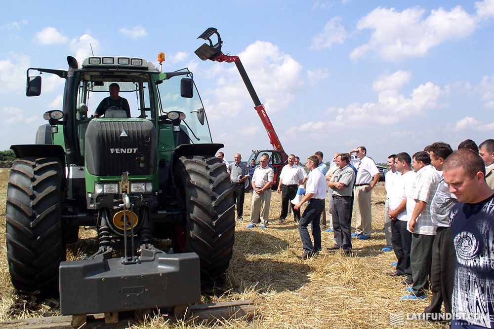 Именно Юрий Сирота первым в Украине в 2005 году приобрел последний писк технической сельхозмоды — трактор Fendt 736