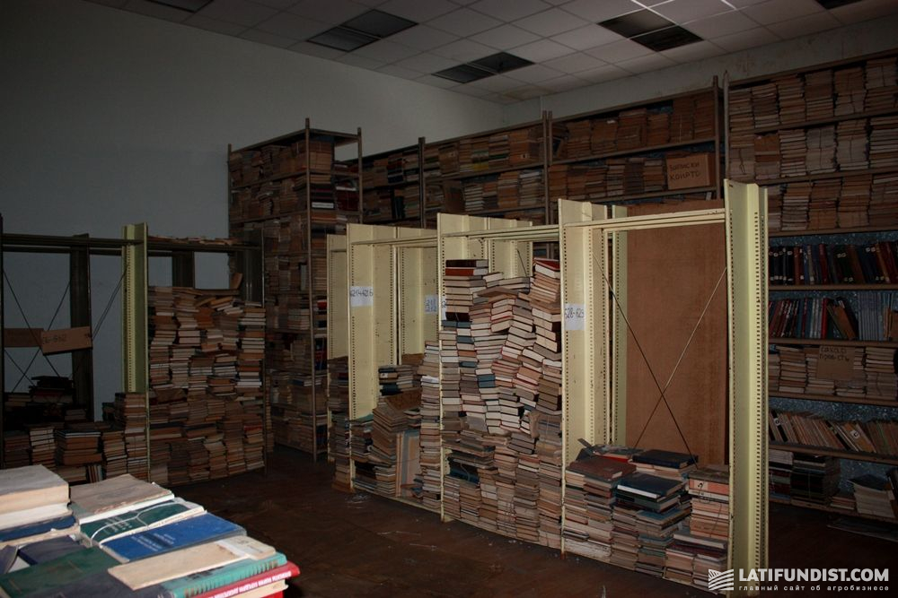 Библиотека насчитывает около 200 тыс различных печатных изданий 