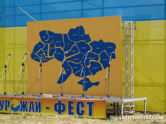 Карта Украины с полуостровом Крым, собрана трактористами-финалистами