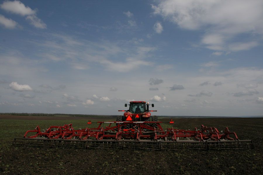 Культивация почвы на поле компании «Украинские Аграрные Инвестиции»