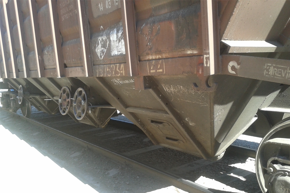 Выгрузочные люки на вагоне-зерновозе с запорно-пломбировочными устройствами