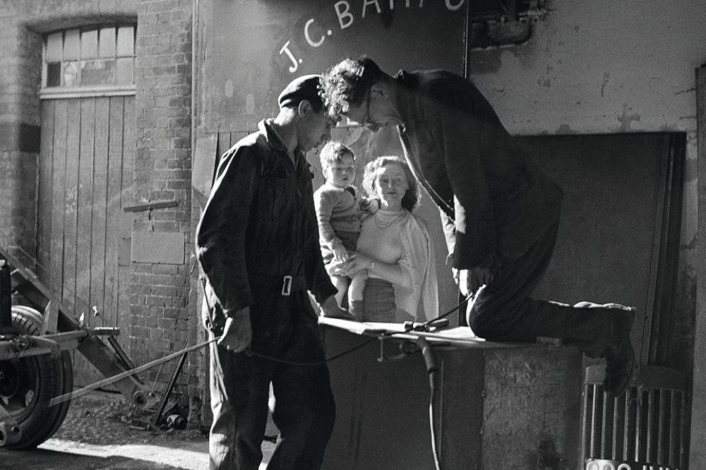 1948 год. Фирма Джозефа переехала в конюшни. Маленький Энтони на руках у матери.