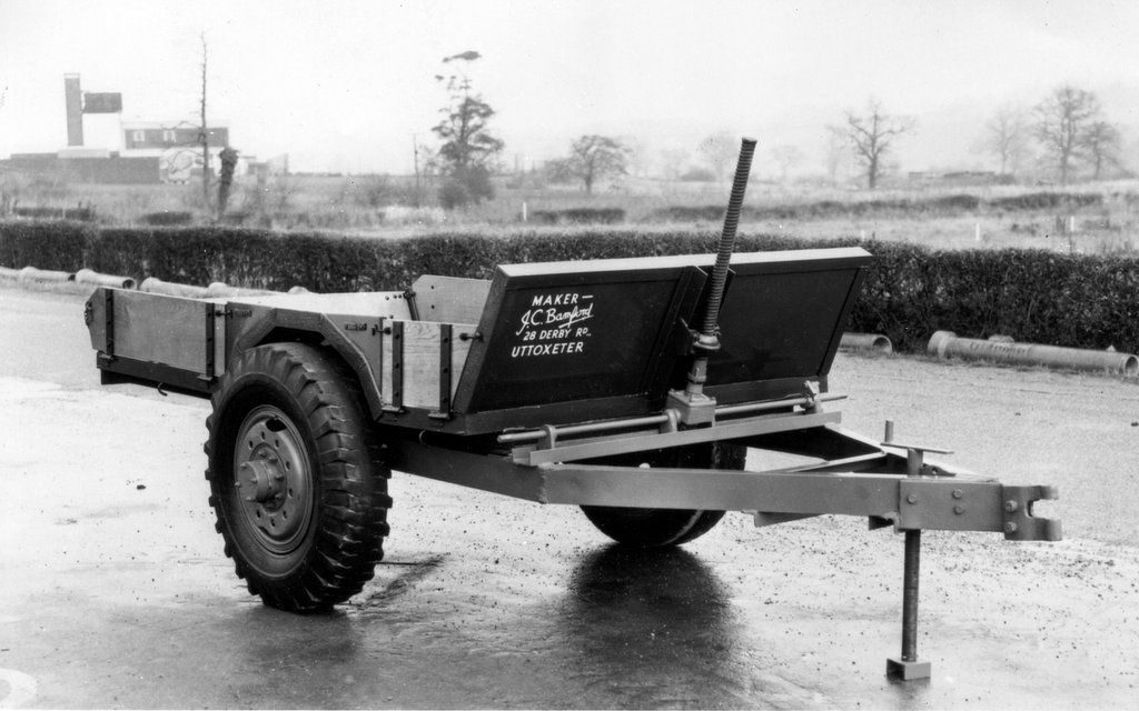 1945 год. Первое изобретение Джозефа Бамфорда. Сельскохозяйственный прицеп с опрокидывающимся кузовом