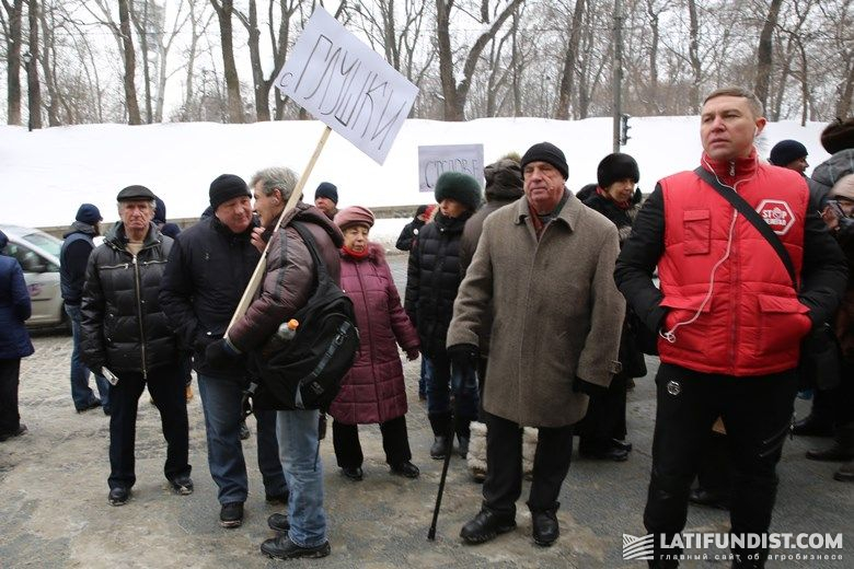 Участники акции протеста под стенами Кабинета Министров Украины