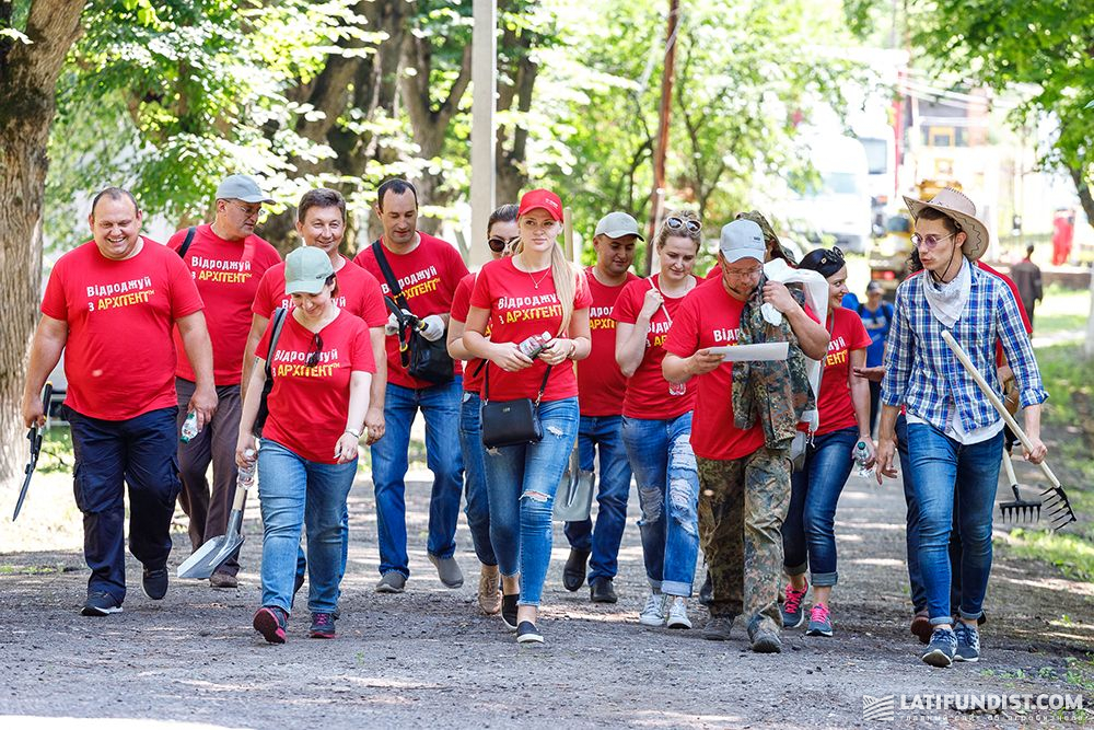 Сотрудники BASF проводят уборку территории Шаровского дворцово-паркового комплекса