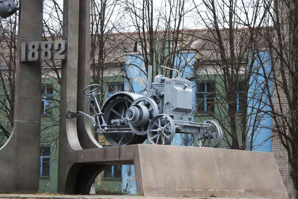 Памятник трактору «Запорожец» в Токмаке