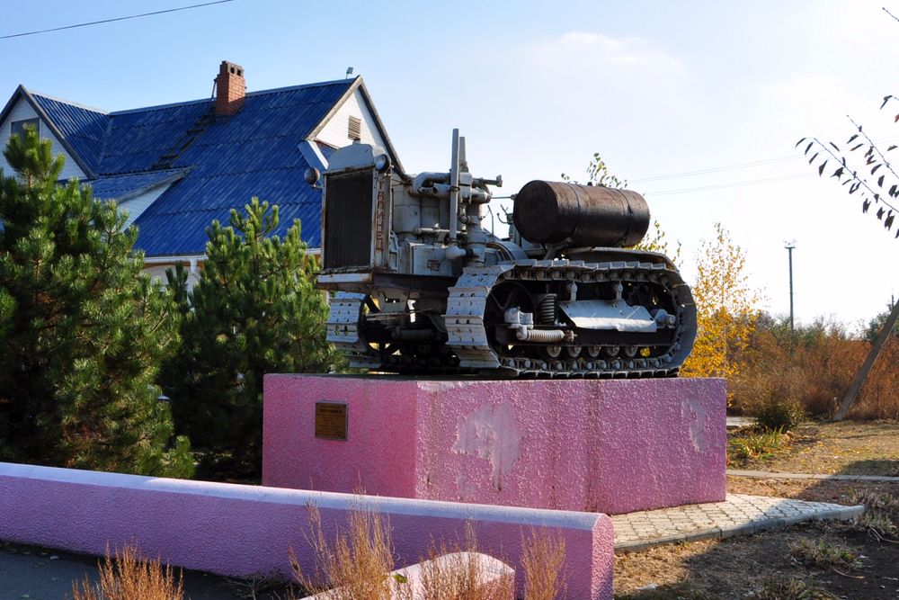 Памятник трактору «Сталинец» в Инженерном