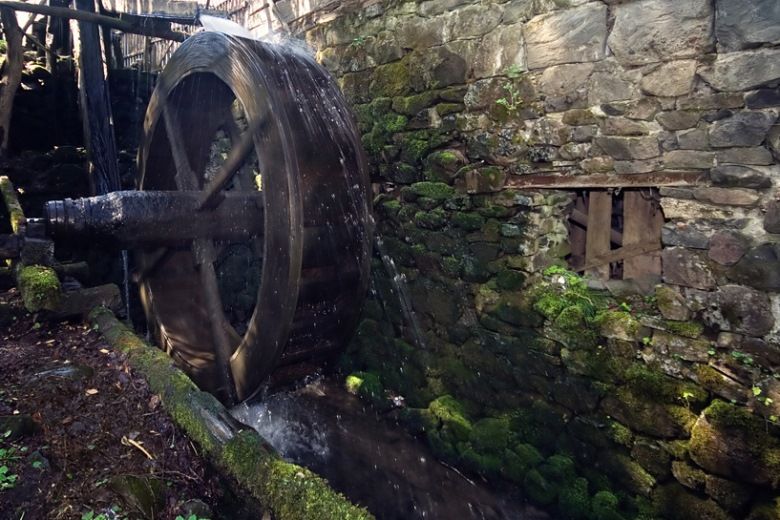 Деревянная водная мельница в селе Луково