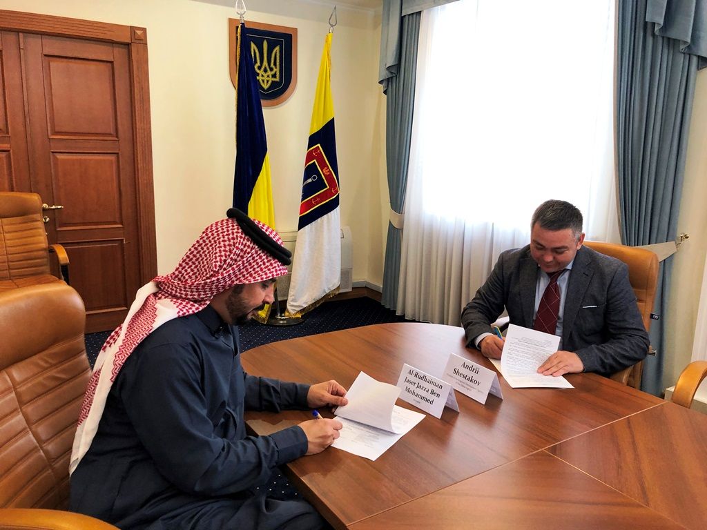 Al-Rudhaiman Jaser Jazza Ben Mohammed and Andrii Shestakov, Head of the Odesa Region Development Agency (RDA), signing an agreement