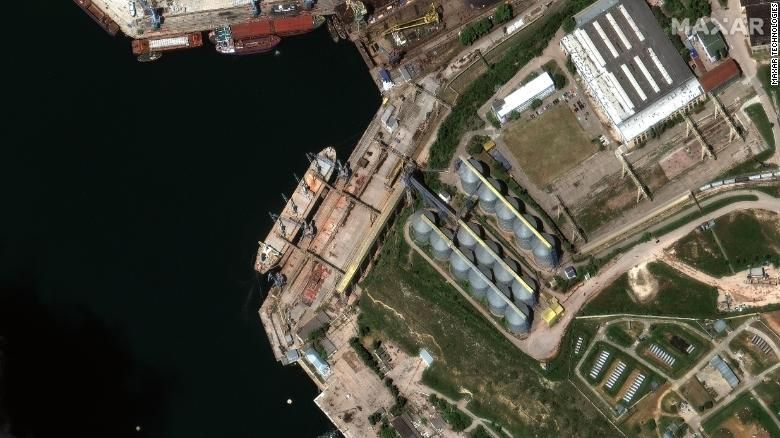 Maxar Technologies зафіксували завантаження українського зерна на російські судна в порту тимчасово окупованого Севастополя