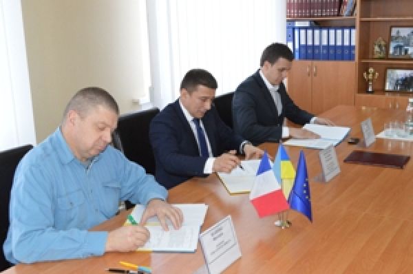 Французы построят в Черкасской области грузовой порт и элеватор ...