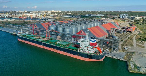 Погрузка зерна на судно у причала зернового терминала «Евровнешторг» в порту Николаева