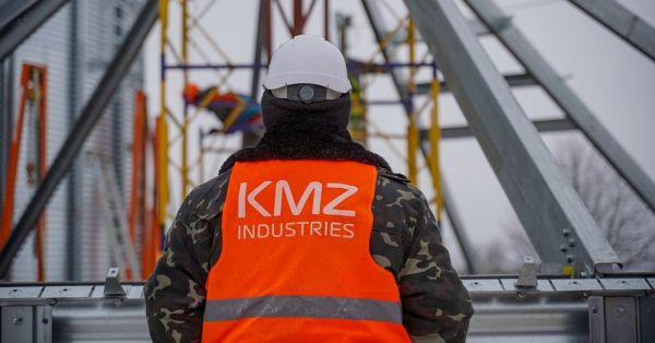 Працівник KMZ Industries
