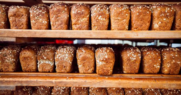 Свіжий хліб в українській пекарні