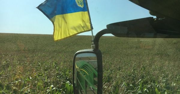 Прапор України, кукурудза, трактор