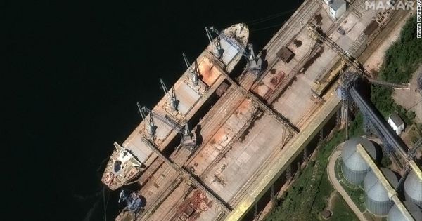 Супутникові знімки завантаження українського зерна на російські судна в порту тимчасово окупованого Севастополя