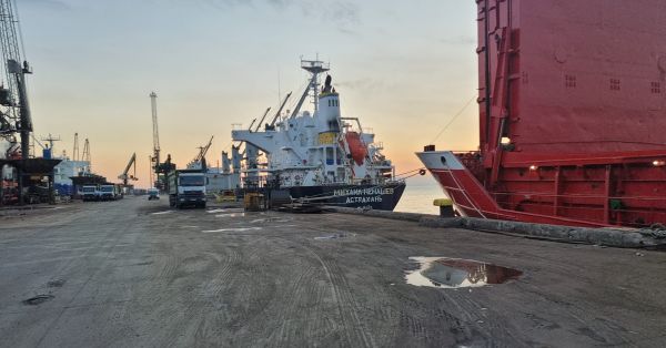 російський балкер «Михайло Ненашев» вивантажує українське зерно в турецькому порту