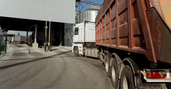 Перевезення зерна, вантажівка, автоперевезення