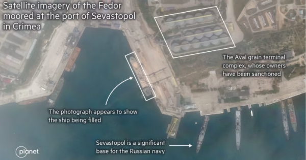 Супутниковий знімок балкера «Федор» біля причальної стінки. На фото видно, як судно завантажується у порту Севастополя.