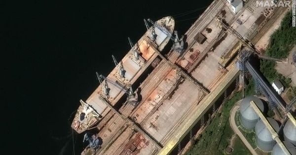 Завантаження українського зерна на російські судна в порту тимчасово окупованого Севастополя
