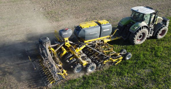 Трактор Claas агрегатований сівалкою для смугового посіву BEDNAR MATADOR