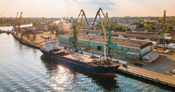 Судно завантажується в Херсонському порту