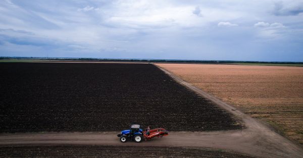 Трактор на полі