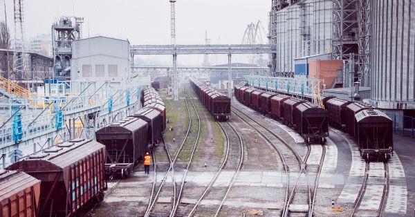 Вагони на елеваторі