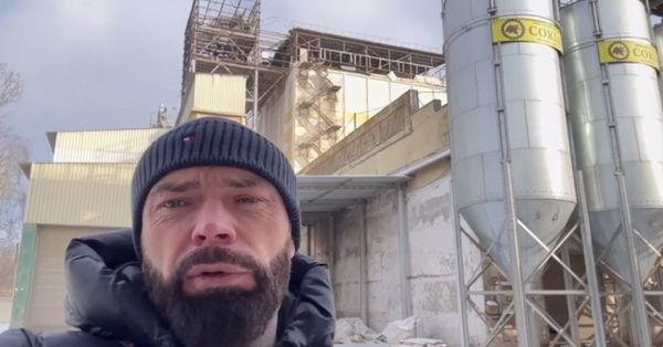 Міський голова Златополя Микола Бакшеєв на фоні пошкодженого підприємства