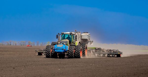 Трактор в полі