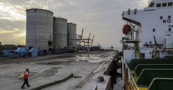 Завантаження танкера олією