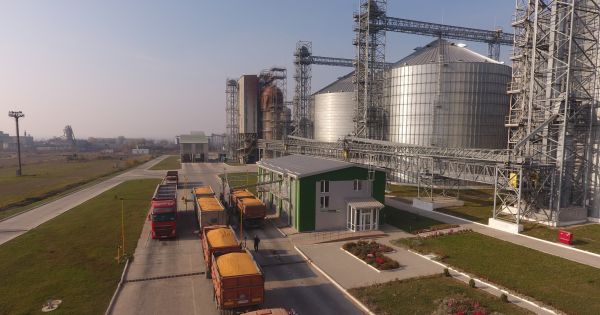 Вантажівки на елеваторі