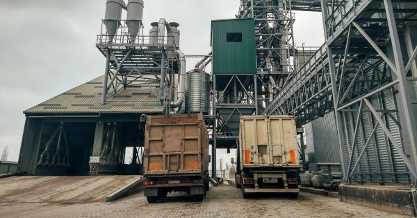 Вантажівки на елеваторі