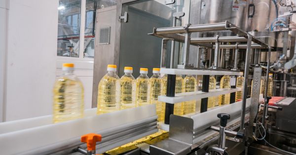 Соняшникова олія в пляшках