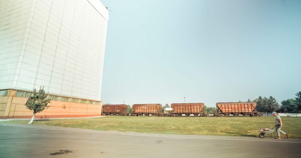 Вагони на елеваторі