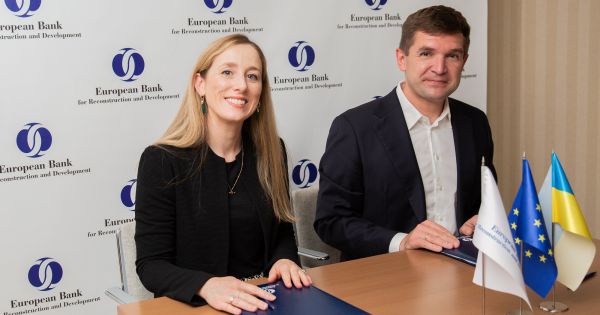 Підписанти угоди Соня Джордан-Кірван, директорка Європейського банку реконструкції та розвитку (ЄБРР) з питань гендерної рівності та економічної інклюзії, та Сергій Волков, CFO Кернел