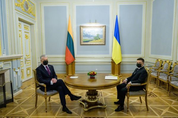 Слева направо: Президент Литвы Гитанас Науседа и Президент Украины Владимир Зеленский