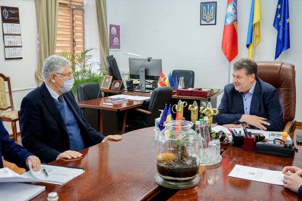 Справа налево, председатель Житомирской ОГА Виталий Бунечко и представитель компании AAZ TRADING CO