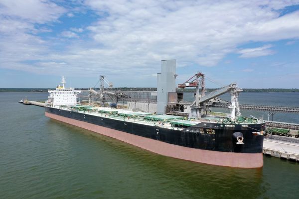 Судно класса Panamax JAG AALOK компании Sierentz Global Merchants загружается у причала порта «Ника-Тера»