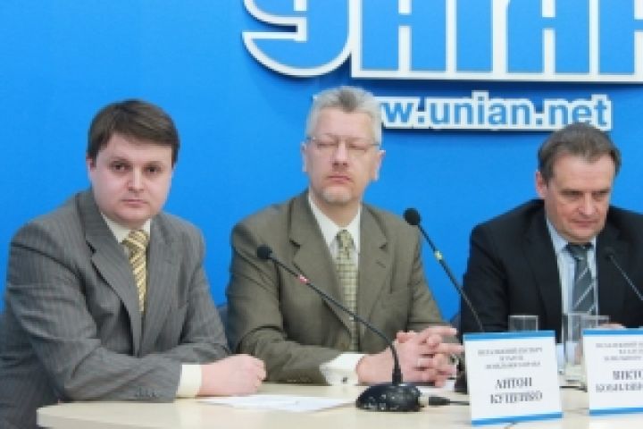 Участники пресс-конференции (слева направо: Aнтoн Kуценкo, Виктoр Кобылянcкий, Леонид Козаченко)