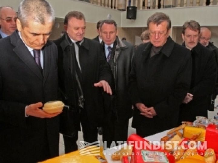 Онищенко проверяет украинский сыр