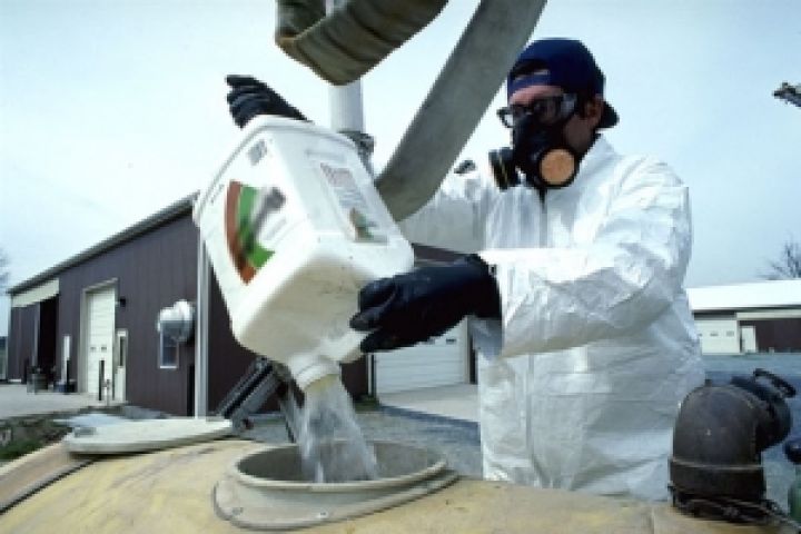 Парламент Украины ввел плату за госрегистрацию пестицидов и агрохимикатов