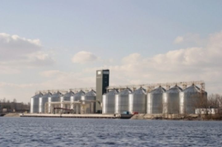 Азаров открыл речной терминал для хранения зерна