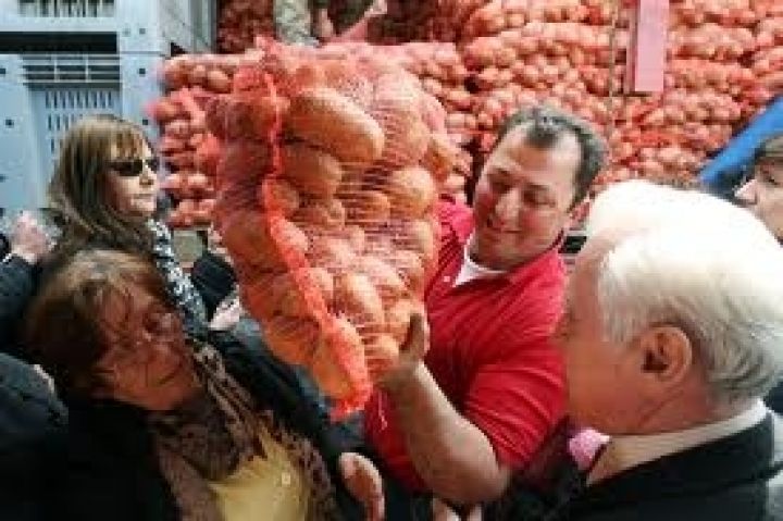 Греческие фермеры в знак протеста бесплатно раздают фрукты и овощи