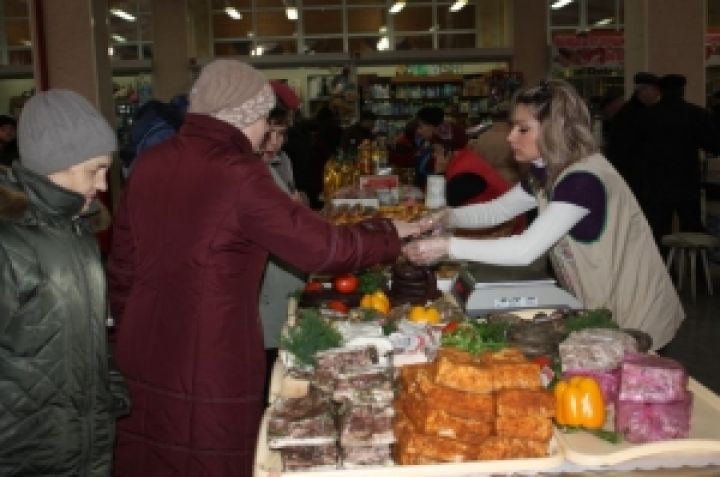 Цены на продукты питания будут снижать ярмарками — Азаров