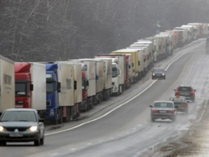 Россия зарабатывает на пограничных «пробках» из украинских товаров — эксперт