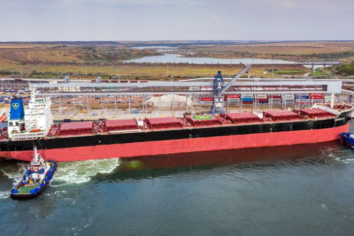 Nikolas D bulk carrier about to be loaded at Neptune grain terminal