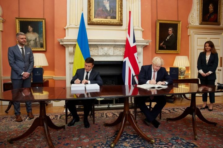 Prime Minister Boris Johnson and President Zelenskyy sign the UK-Ukraine agreement